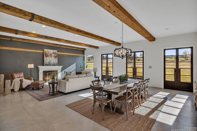 130 Overlook Dr, Fredericksburg, TX 78624