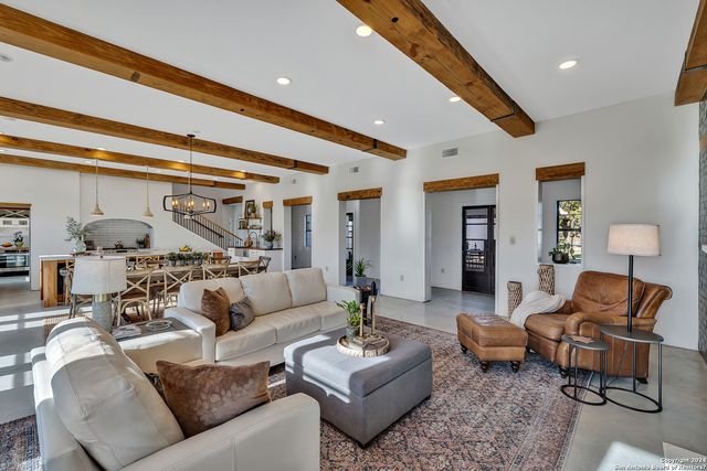 130 Overlook Dr, Fredericksburg, TX 78624