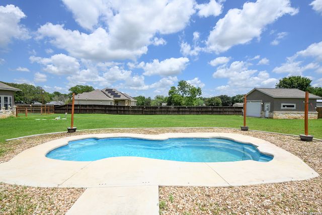 7606 Triple Leaf, China Grove, TX 78263