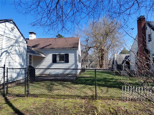 200 Ambergate Road, Dewitt, NY 13214
