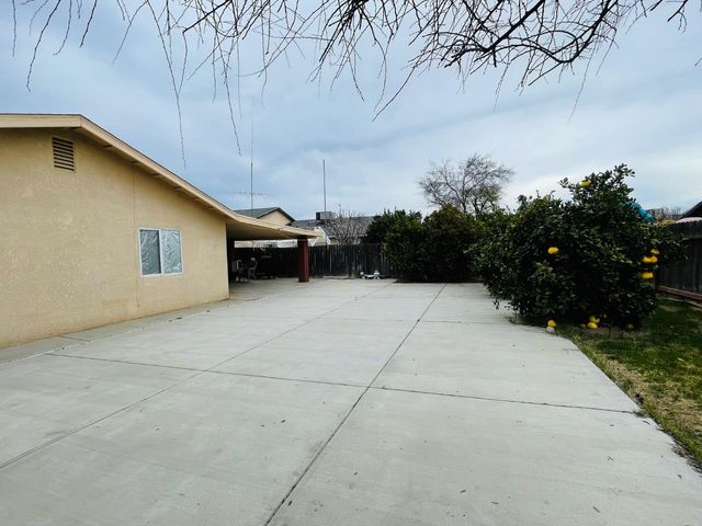 2909 W Freeland Street, Caruthers, CA 93609