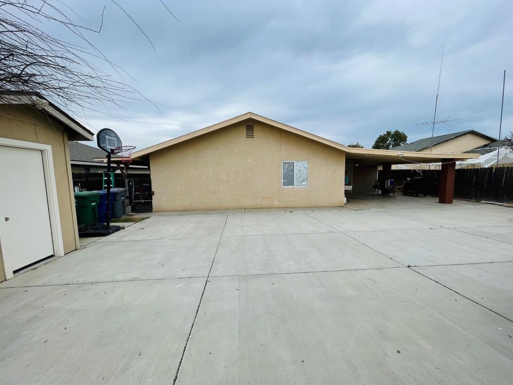 Image 29 of property listing at 2909 W Freeland Street, Caruthers, CA 93609