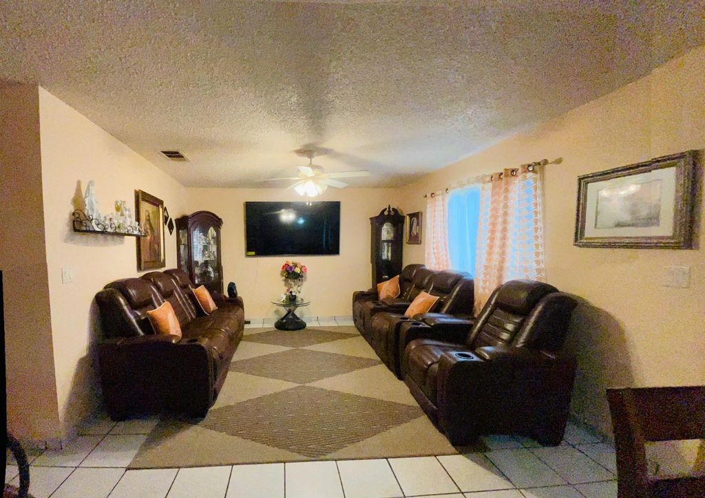 Image 4 of property listing at 2909 W Freeland Street, Caruthers, CA 93609