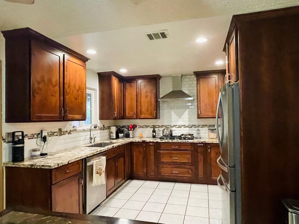 Image 6 of property listing at 2909 W Freeland Street, Caruthers, CA 93609