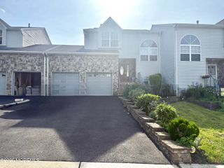 28 Skylark Court, Marlboro, NJ 07746