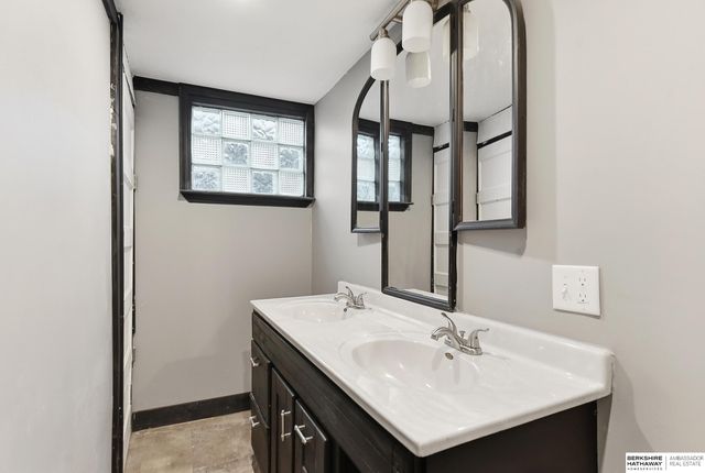 5058 S 36th Avenue, Omaha, NE 68107