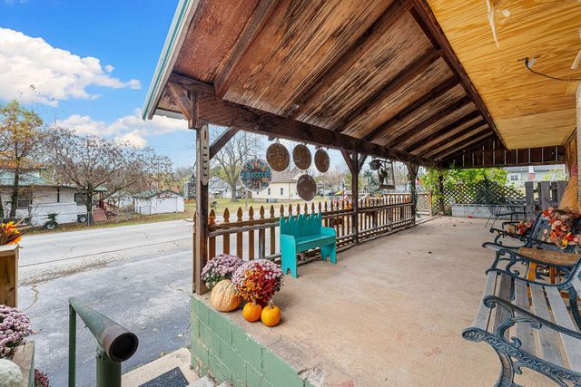 102 North Walnut Street, Anderson, MO 64831