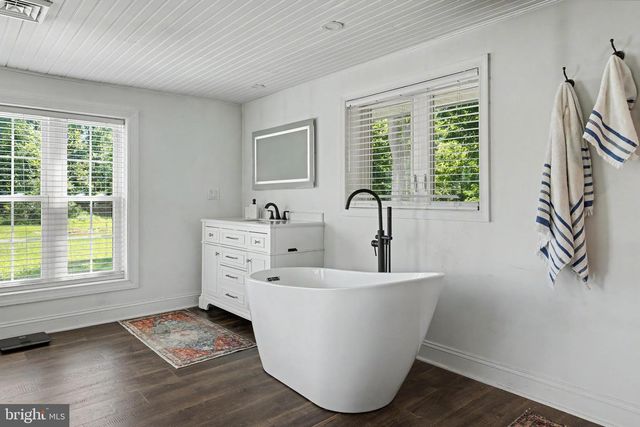 1104 BUCKS RD, Perkasie, PA 18944