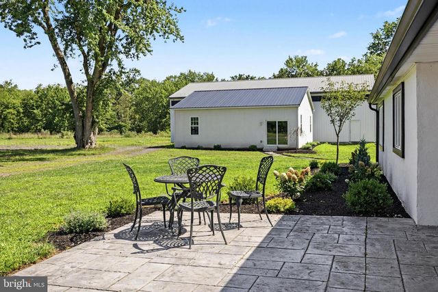 1104 BUCKS RD, Perkasie, PA 18944