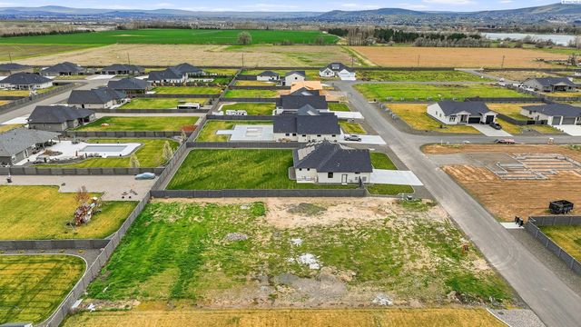 6615 Lazy B Dr, Pasco, WA 99301