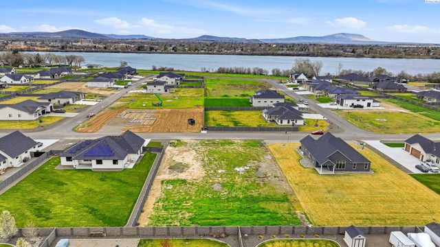 6615 Lazy B Dr, Pasco, WA 99301