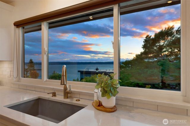 10960 39th Avenue SW, Seattle, WA 98146