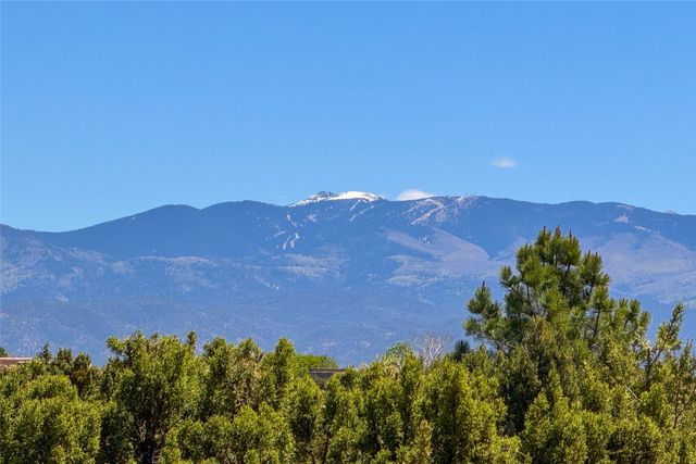 12 E Golden Eagle, Santa Fe, NM 87506