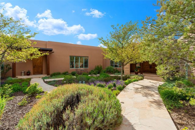 12 E Golden Eagle, Santa Fe, NM 87506
