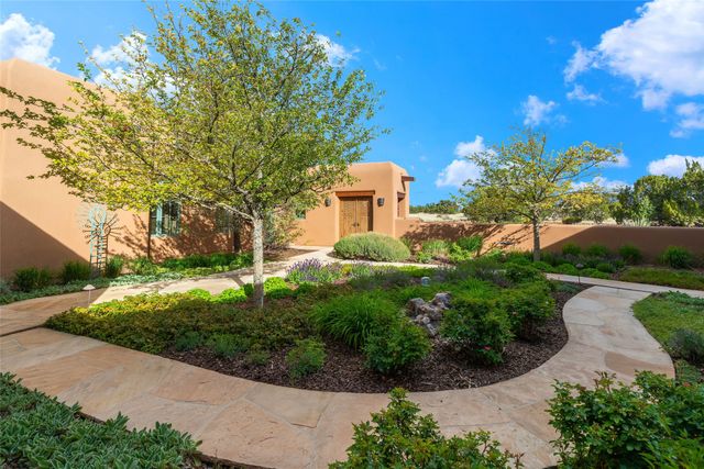 12 E Golden Eagle, Santa Fe, NM 87506