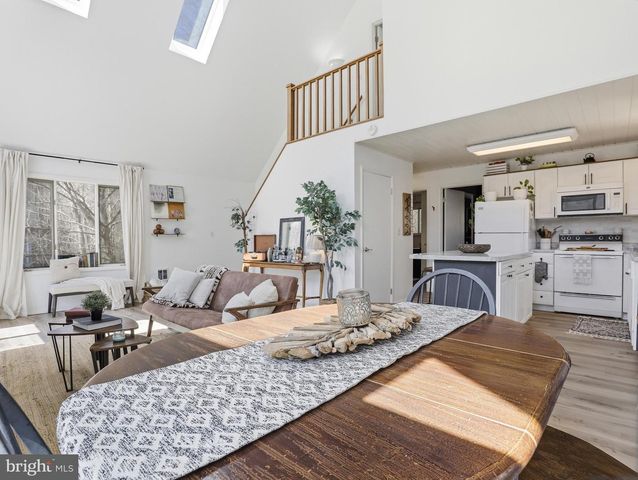 61 FLORAL DR, Gouldsboro, PA 18424