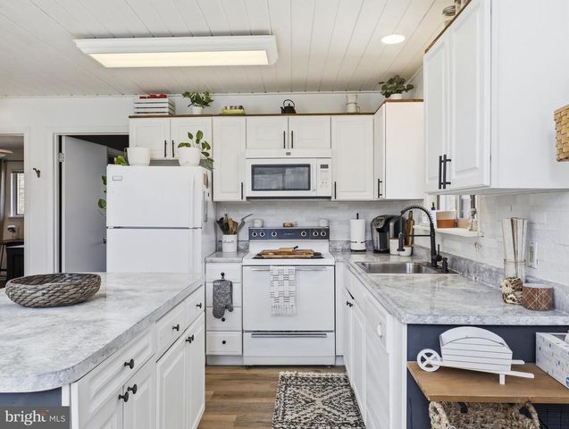 61 FLORAL DR, Gouldsboro, PA 18424