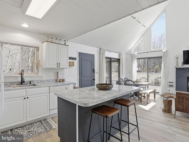 61 FLORAL DR, Gouldsboro, PA 18424