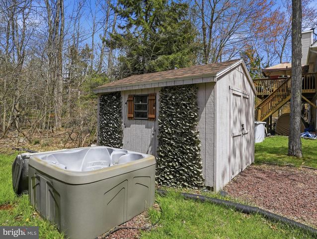 61 FLORAL DR, Gouldsboro, PA 18424