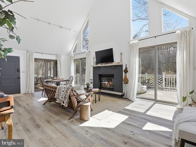 61 FLORAL DR, Gouldsboro, PA 18424