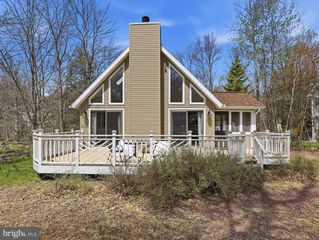 61 FLORAL DR, Gouldsboro, PA 18424