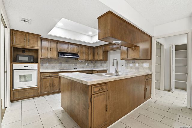 5838 Winterhaven Dr, Windcrest, TX 78239