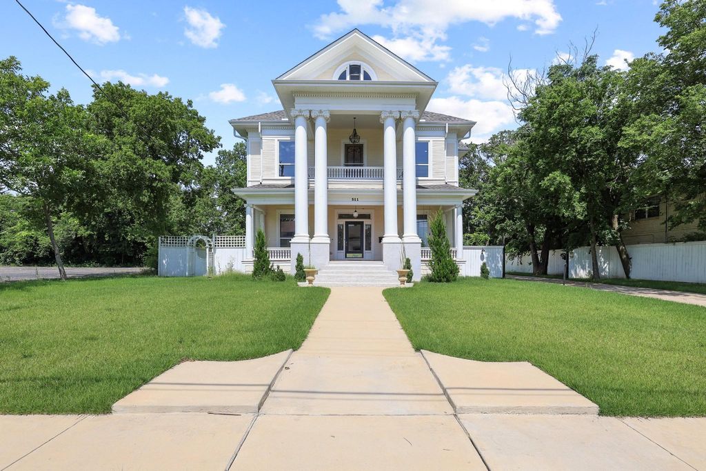 511 Travis Street, Sherman, TX 75090