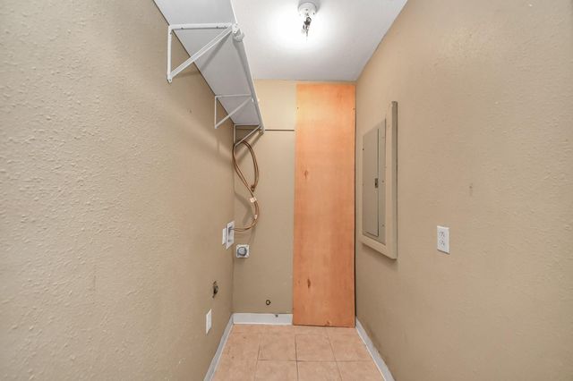 811 Hillcrest Drive, Conroe, TX 77301