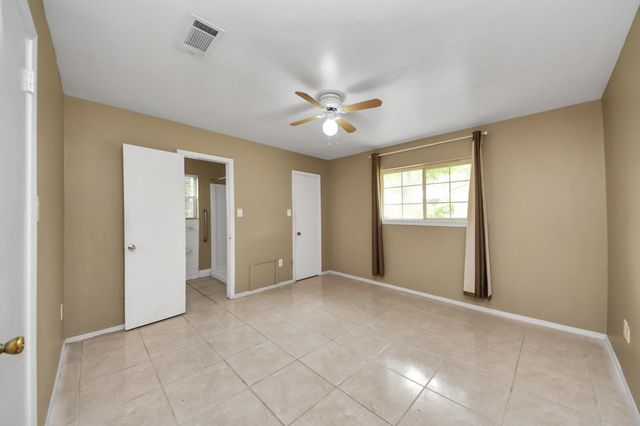 811 Hillcrest Drive, Conroe, TX 77301