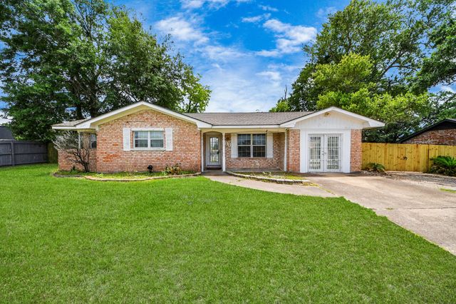 811 Hillcrest Drive, Conroe, TX 77301