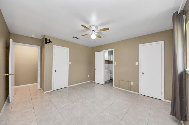 811 Hillcrest Drive, Conroe, TX 77301