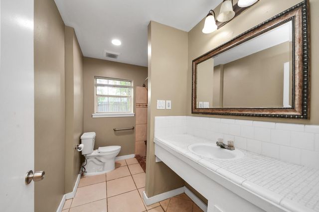 811 Hillcrest Drive, Conroe, TX 77301