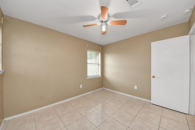 811 Hillcrest Drive, Conroe, TX 77301