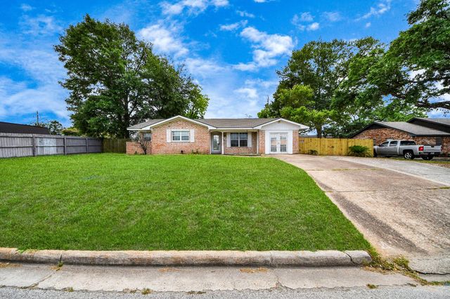 811 Hillcrest Drive, Conroe, TX 77301