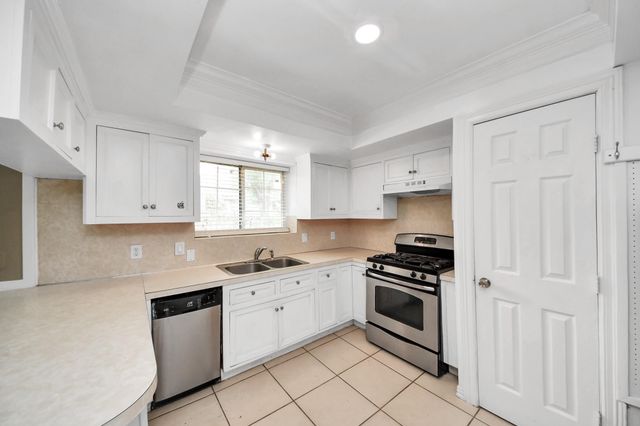 811 Hillcrest Drive, Conroe, TX 77301