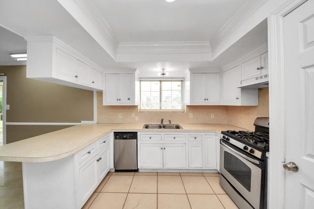 811 Hillcrest Drive, Conroe, TX 77301