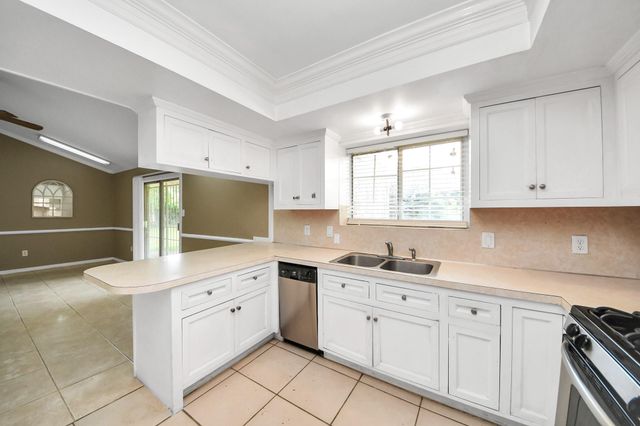 811 Hillcrest Drive, Conroe, TX 77301