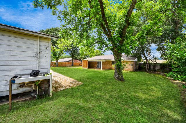 811 Hillcrest Drive, Conroe, TX 77301