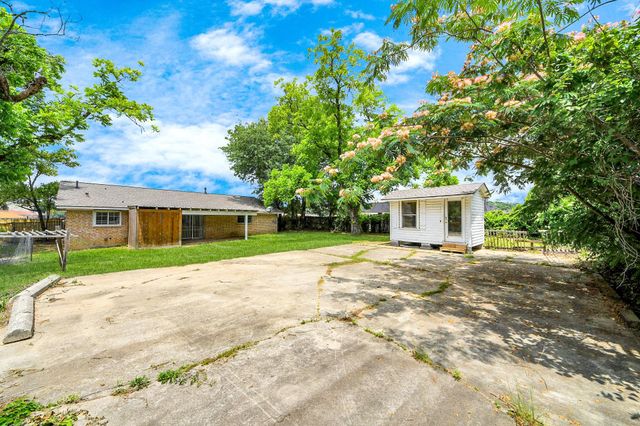 811 Hillcrest Drive, Conroe, TX 77301