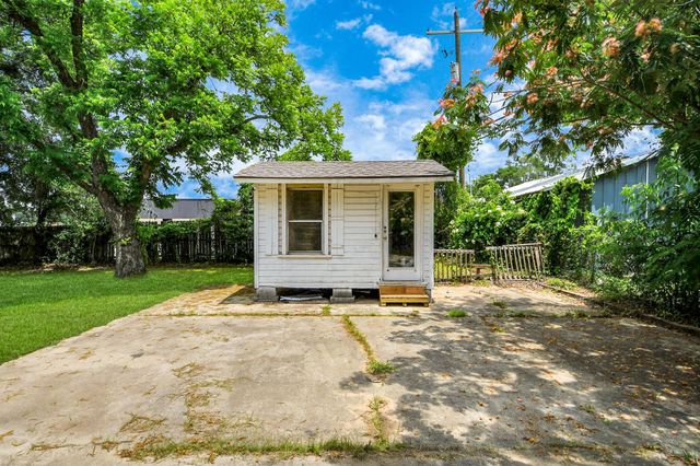 811 Hillcrest Drive, Conroe, TX 77301