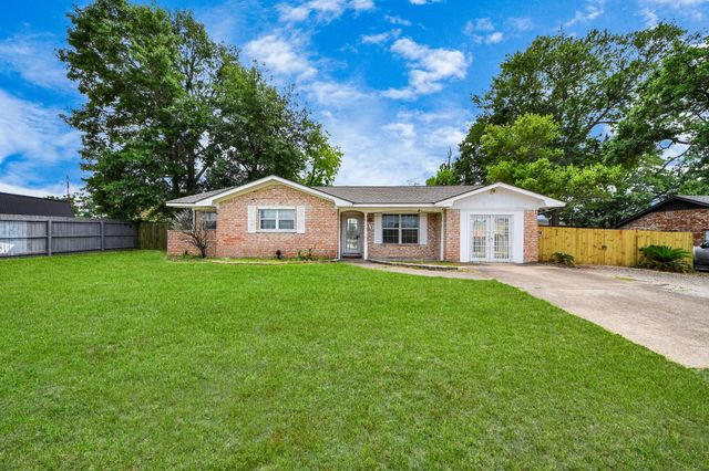 811 Hillcrest Drive, Conroe, TX 77301
