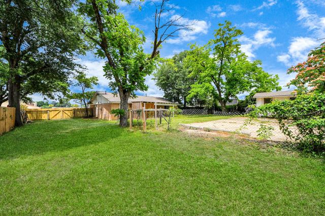 811 Hillcrest Drive, Conroe, TX 77301