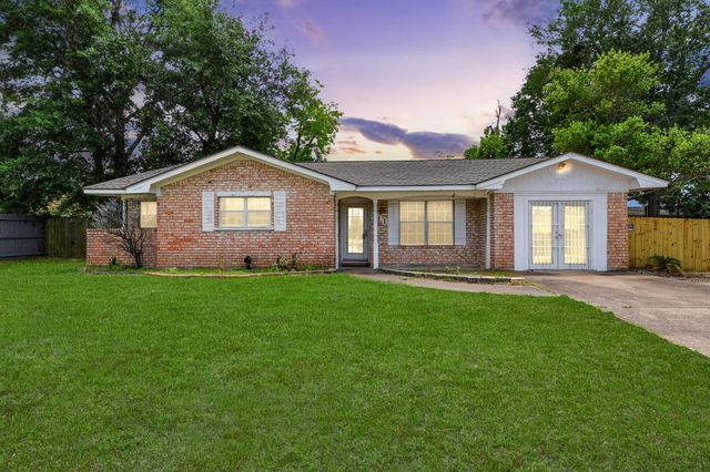 811 Hillcrest Drive, Conroe, TX 77301