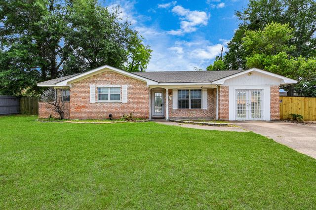 811 Hillcrest Drive, Conroe, TX 77301