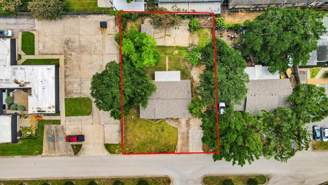 811 Hillcrest Drive, Conroe, TX 77301