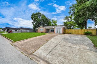 811 Hillcrest Drive, Conroe, TX 77301