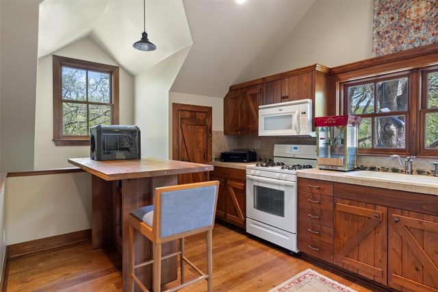 900 Lost CYN, West Lake Hills, TX 78746
