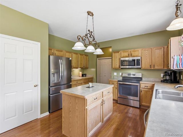 957 River Rock Drive, Holly, MI 48442