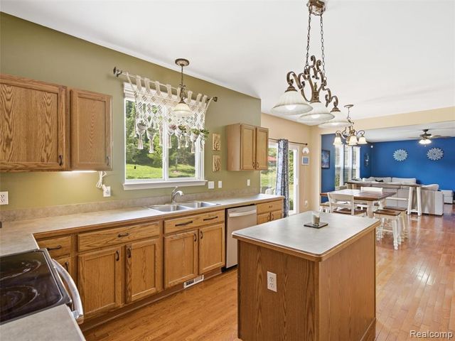 957 River Rock Drive, Holly, MI 48442