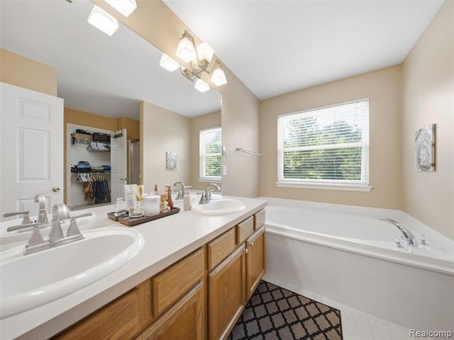 957 River Rock Drive, Holly, MI 48442